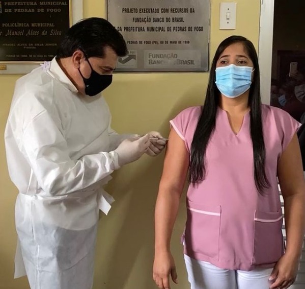 Em Pedras de Fogo, prefeito aplica primeira dose da CoronaVac em profissional da saúde