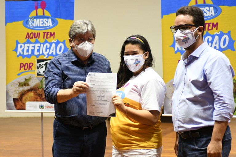 João Azevêdo assina contratos do programa ‘Tá na Mesa’ e fortalece ações de segurança alimentar para os paraibanos