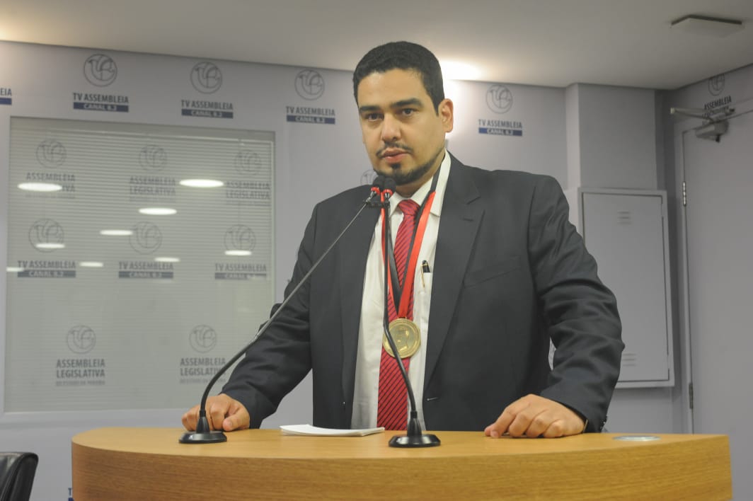 ALPB homenageia delegado Pedro Ivo com a Medalha Epitácio Pessoa