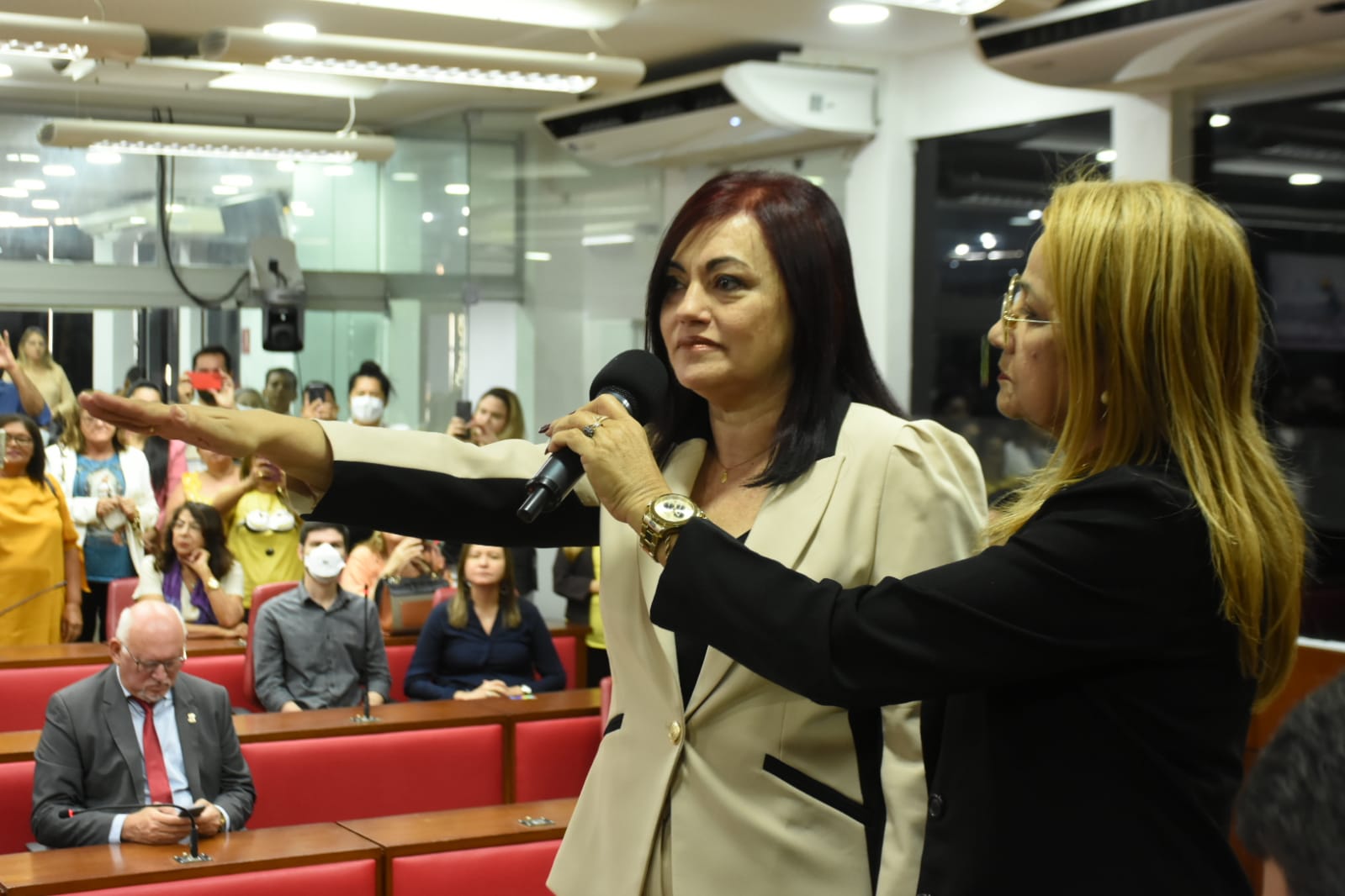 CMJP empossa Cris Furtado após licença de Odon Bezerra