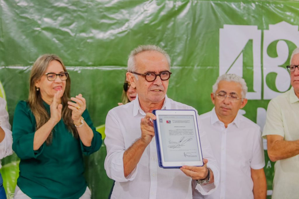 Cícero Lucena entrega reestruturação de escola e autoriza pavimentação de 10 ruas no Alto do Mateus