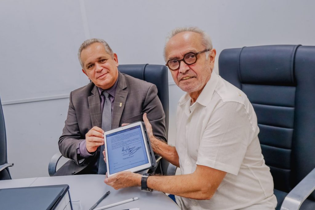 Prefeito de João Pessoa assina termo de cooperação técnica com a UFPB para estabilização da Barreira do Cabo Branco