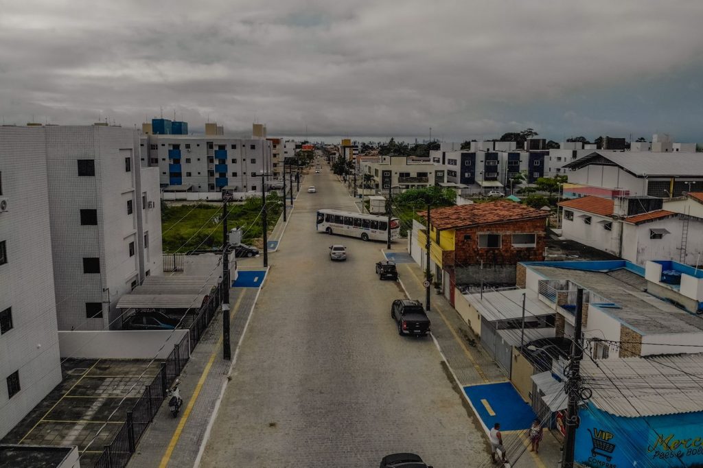 Cícero Lucena inaugura via e autoriza pavimentação de seis novas ruas em Gramame