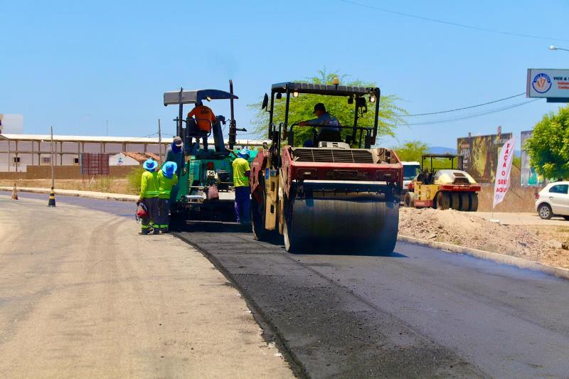 EM PATOS: Alça Sudeste recebe aplicação da capa de rolamento do asfalto