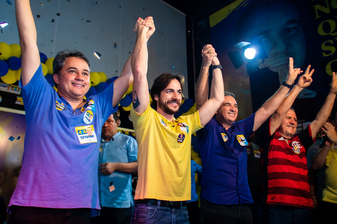 Efraim, Pedro e Dedé Sales participam de caminhada  e mostram a força da renovação no Litoral Sul