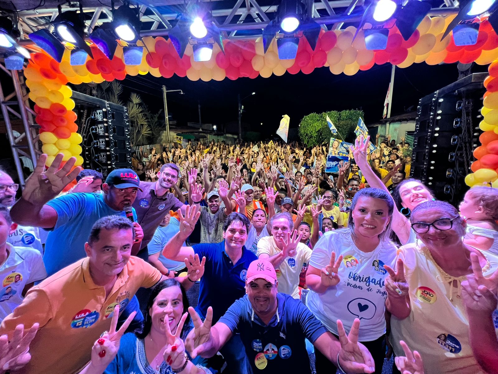 Murilo Galdino e Jane Panta são recepcionados com grande manifestação de apoio em Pedras de Fogo