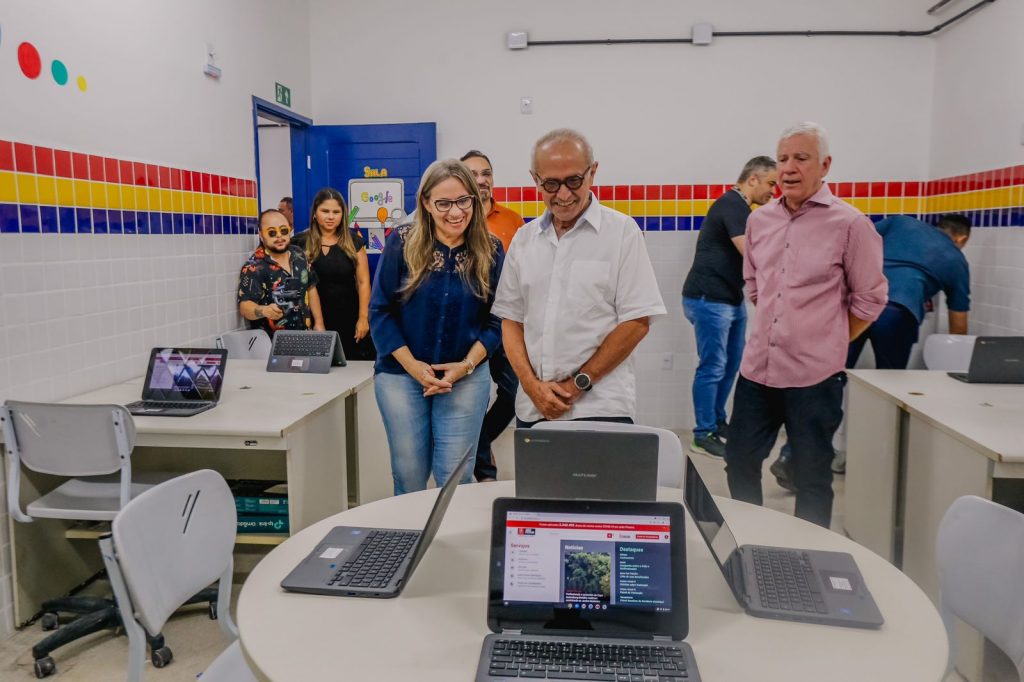 Cícero Lucena entrega reforma da Escola Municipal Ernani Sátyro