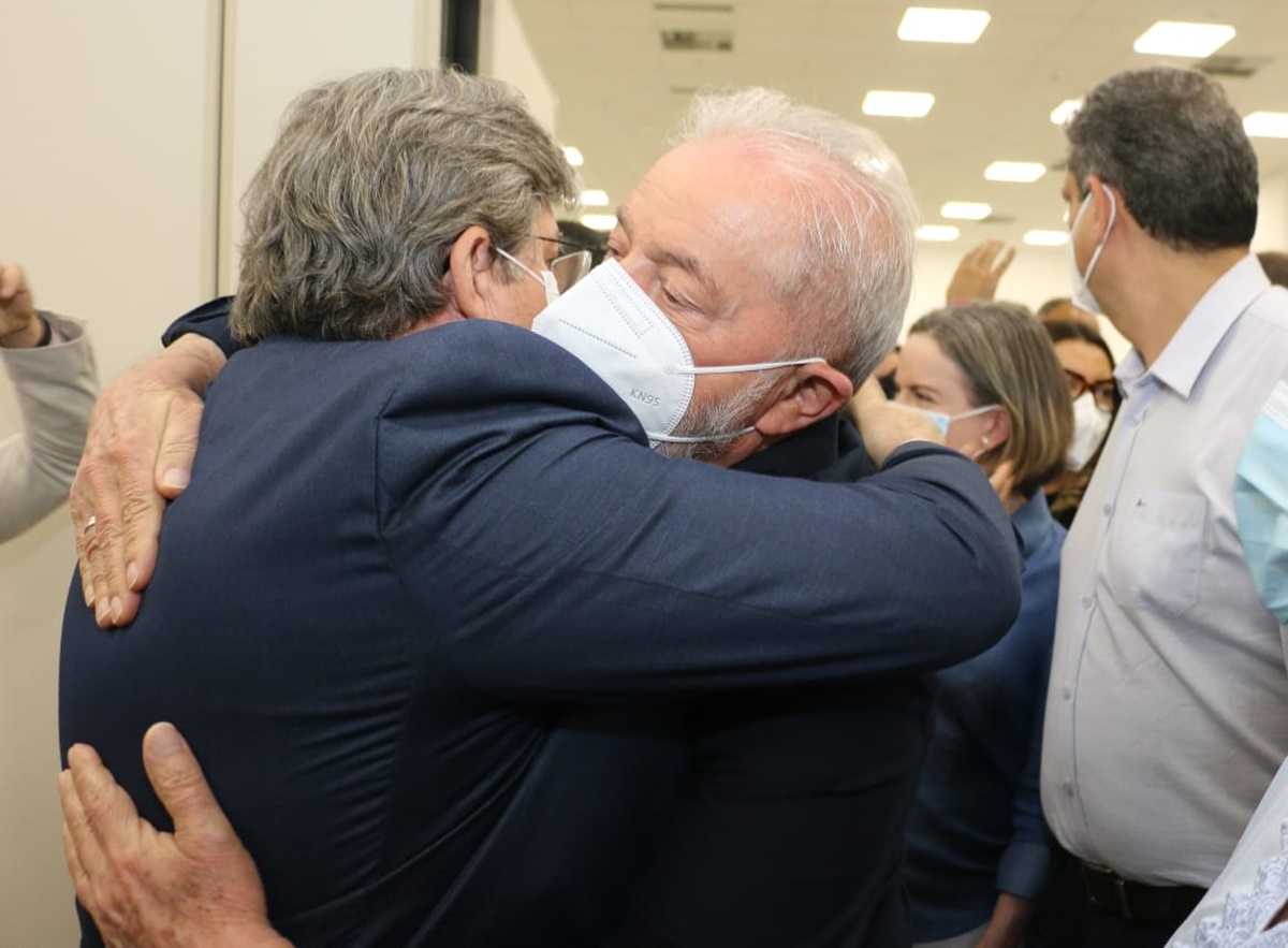João Azevêdo confia que terá apoio de Lula para a disputa do segundo turno das eleições