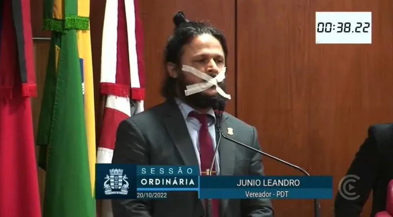 Junio Leandro faz protesto contra discurso na Câmara Municipal de João Pessoa