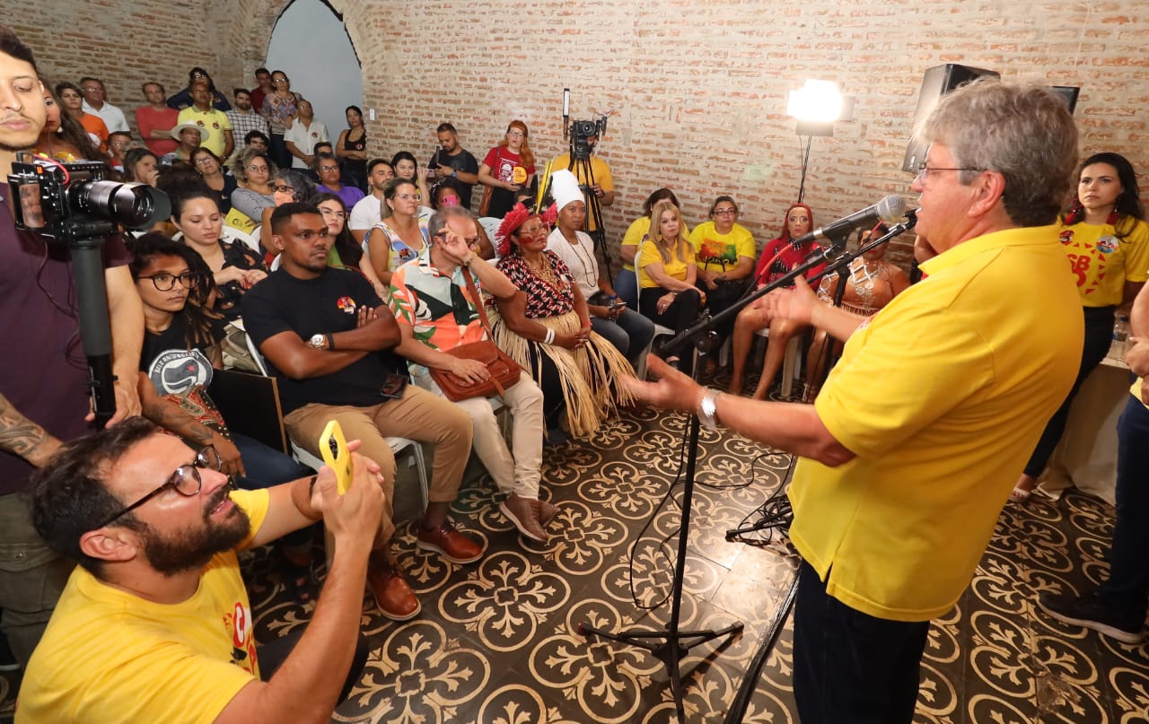 João participa de plenária com segmentos culturais e assina carta-compromisso