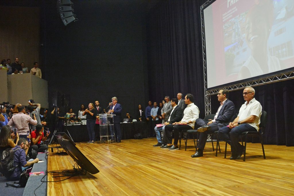 Cícero Lucena participa de lançamento de revista que mostra balanço de ações do governo estadual