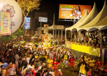 Primeira noite do Carnaval Tradição foi marcada pela emoção; escolas de samba desfilam neste domingo