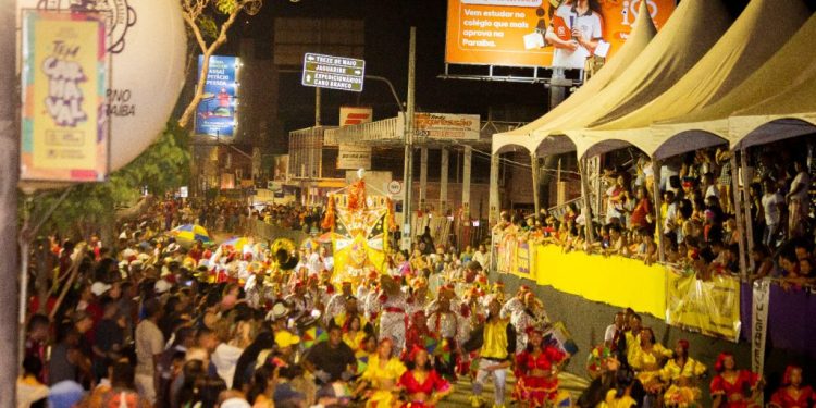 Primeira noite do Carnaval Tradição foi marcada pela emoção; escolas de samba desfilam neste domingo