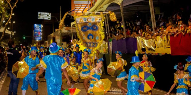 Primeira noite do Carnaval Tradição foi marcada pela emoção; escolas de samba desfilam neste domingo