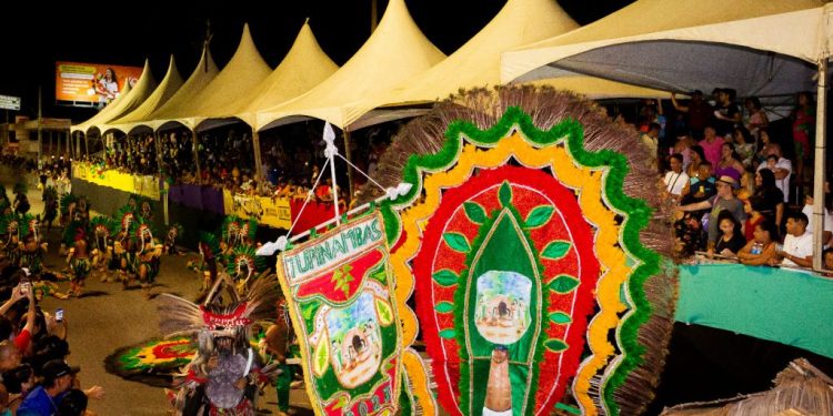 Primeira noite do Carnaval Tradição foi marcada pela emoção; escolas de samba desfilam neste domingo