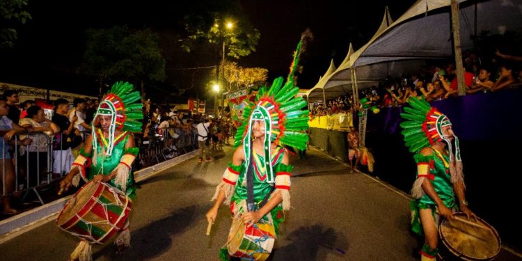 Primeira noite do Carnaval Tradição foi marcada pela emoção; escolas de samba desfilam neste domingo