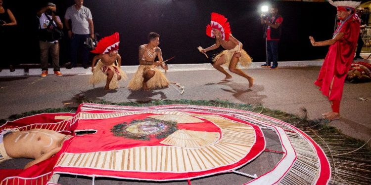 Primeira noite do Carnaval Tradição foi marcada pela emoção; escolas de samba desfilam neste domingo