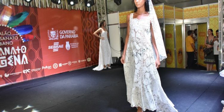 Desfile no 35° Salão do Artesanato Paraibano apresenta coleção da renda renascença