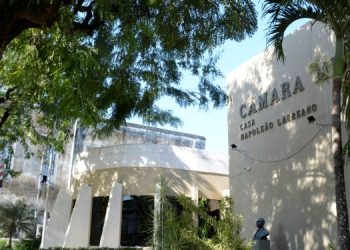 Câmara de João Pessoa reabre trabalhos legislativos e faz homenagem a Cláudio Furtado