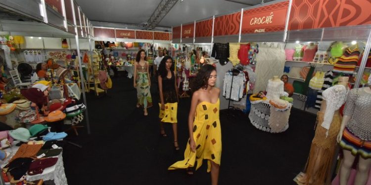 Desfile no 35° Salão do Artesanato Paraibano apresenta coleção da renda renascença