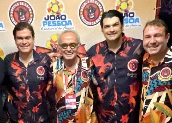 Cícero prestigia desfile da Dragões da Real: “coração cheio de emoção”