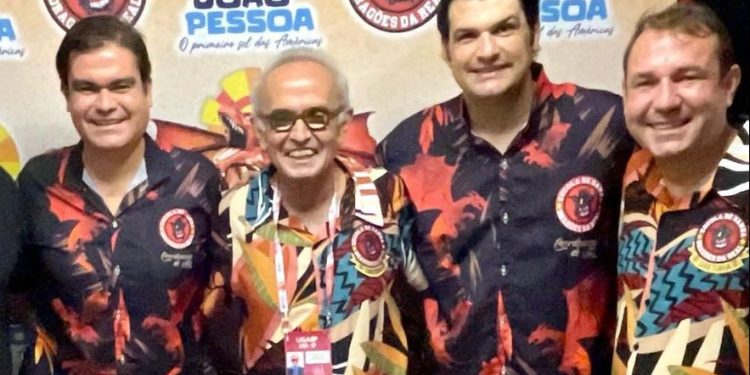 Cícero prestigia desfile da Dragões da Real: “coração cheio de emoção”