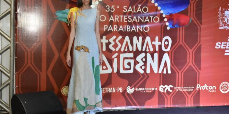 Desfile no 35° Salão do Artesanato Paraibano apresenta coleção da renda renascença