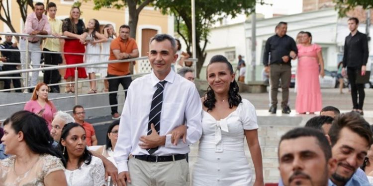 Prefeitura de Patos realiza casamento coletivo e 23 casais têm a sua união oficializada