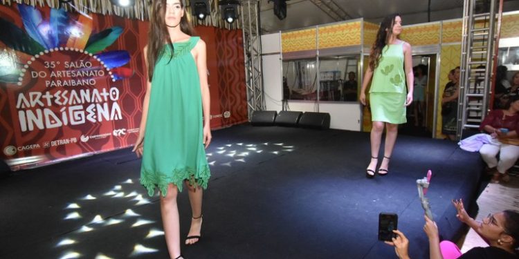 Desfile no 35° Salão do Artesanato Paraibano apresenta coleção da renda renascença