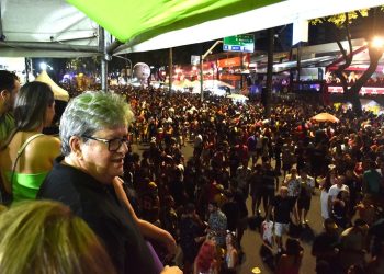 No desfile das “Muriçocas”, João destaca importância de parcerias do Governo com municípios nas festividades carnavalescas