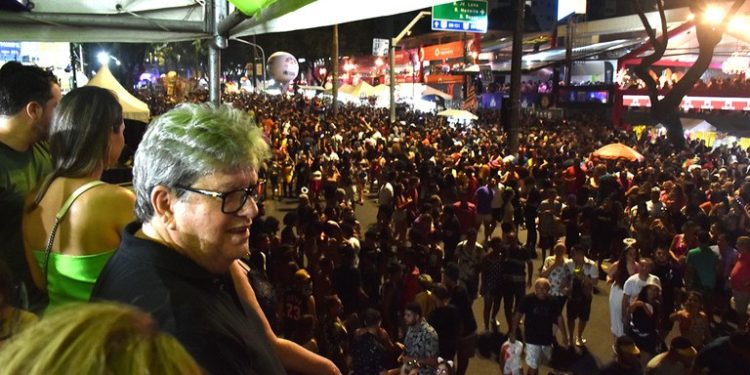 No desfile das “Muriçocas”, João destaca importância de parcerias do Governo com municípios nas festividades carnavalescas