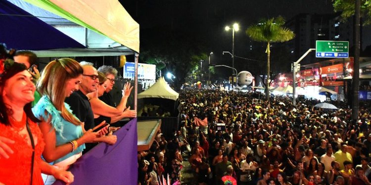 No desfile das “Muriçocas”, João destaca importância de parcerias do Governo com municípios nas festividades carnavalescas