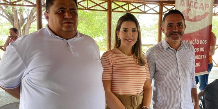 Prefeita de Monteiro é eleita 1ª vice-presidente da AMCAP por unanimidade