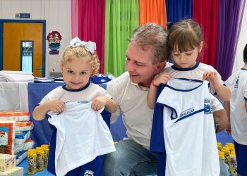 Nabor entrega de fardamento escolar e inaugura mais uma Sala de AEE para Educação Infantil