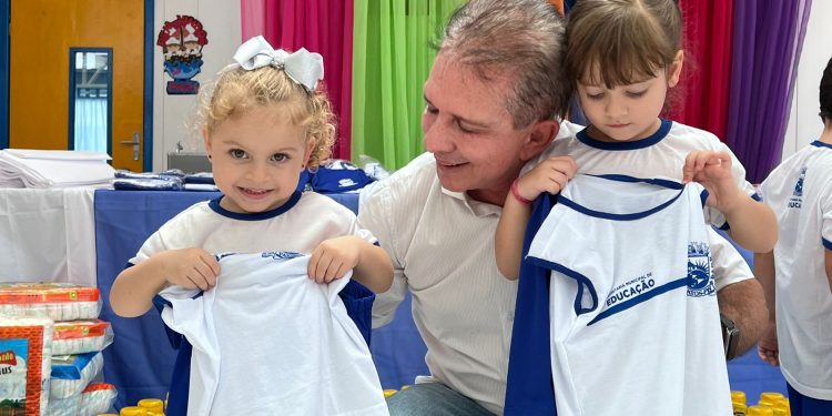 Nabor entrega de fardamento escolar e inaugura mais uma Sala de AEE para Educação Infantil