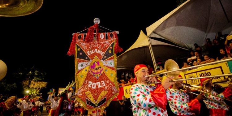 Primeira noite do Carnaval Tradição foi marcada pela emoção; escolas de samba desfilam neste domingo