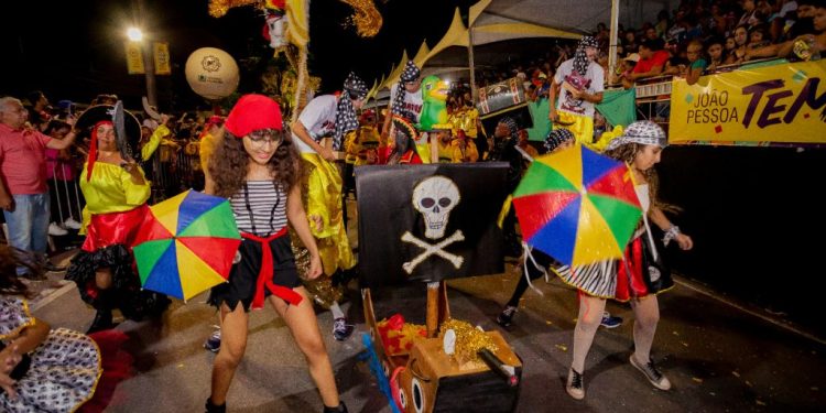 Escolas de samba encantam público no Carnaval Tradição; ala ursas desfilam nesta segunda