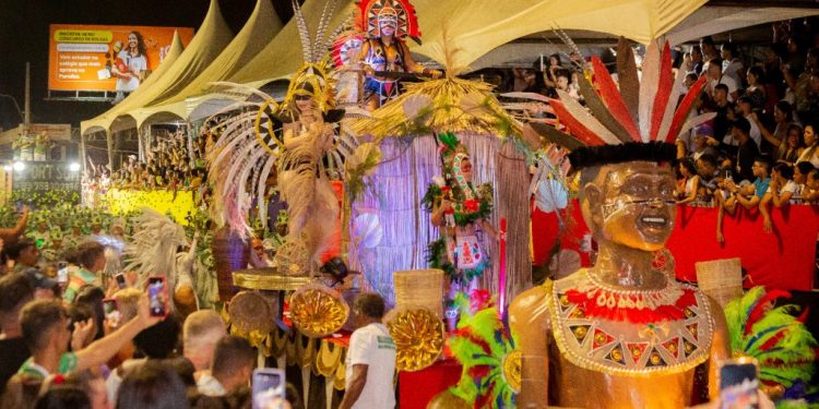 Escolas de samba encantam público no Carnaval Tradição; ala ursas desfilam nesta segunda
