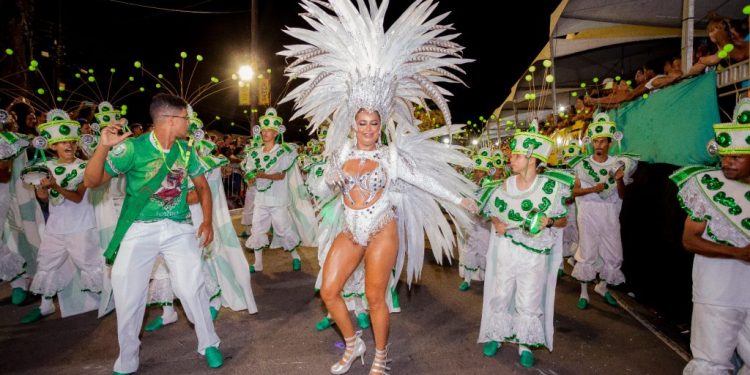 Escolas de samba encantam público no Carnaval Tradição; ala ursas desfilam nesta segunda