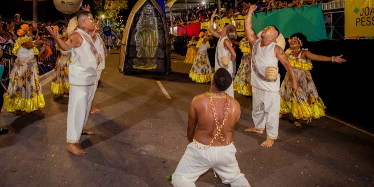 Escolas de samba encantam público no Carnaval Tradição; ala ursas desfilam nesta segunda
