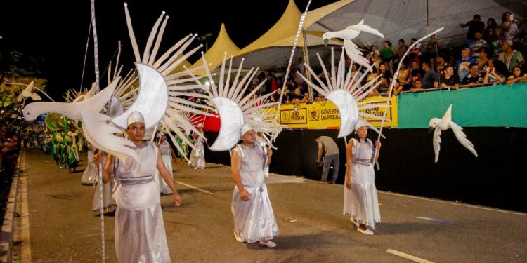 Escolas de samba encantam público no Carnaval Tradição; ala ursas desfilam nesta segunda