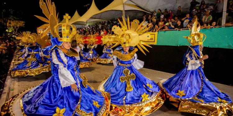 Escolas de samba encantam público no Carnaval Tradição; ala ursas desfilam nesta segunda