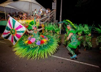 Escolas de samba encantam público no Carnaval Tradição; ala ursas desfilam nesta segunda