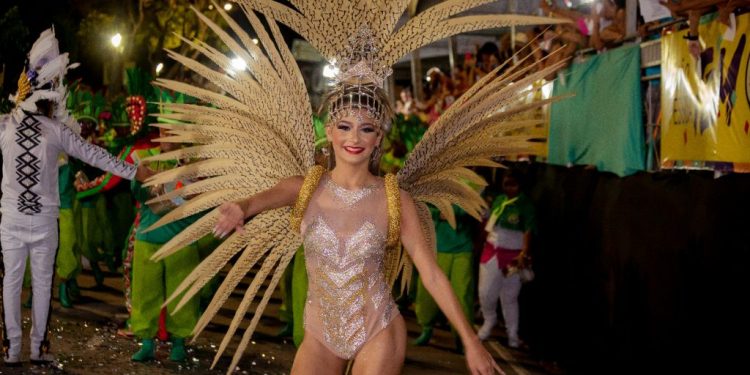 Escolas de samba encantam público no Carnaval Tradição; ala ursas desfilam nesta segunda