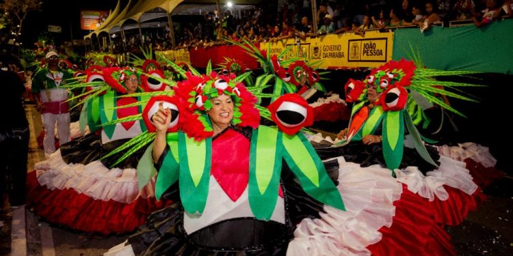 Escolas de samba encantam público no Carnaval Tradição; ala ursas desfilam nesta segunda