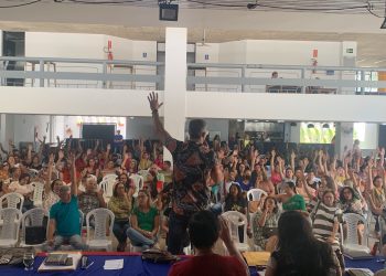 Em busca do piso, professores de Campina Grande aprovam indicativo de greve