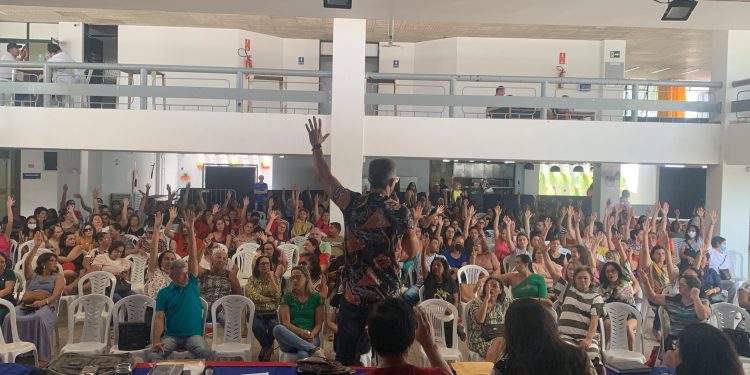 Em busca do piso, professores de Campina Grande aprovam indicativo de greve
