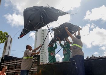 Emlur entrega novas esculturas dos mascotes do bloco Muriçocas do Miramar