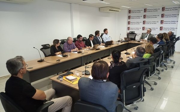 Ministério Público realiza audiência para mediar diálogo e evitar greve em escolas municipais de Campina Grande