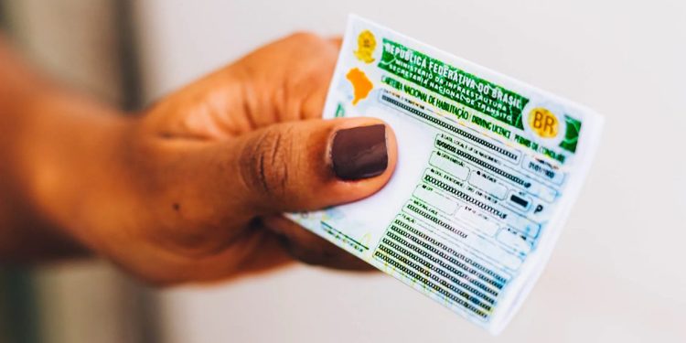 Lei em tramitação na Câmara quer reduzir para 16 anos idade para tirar CNH